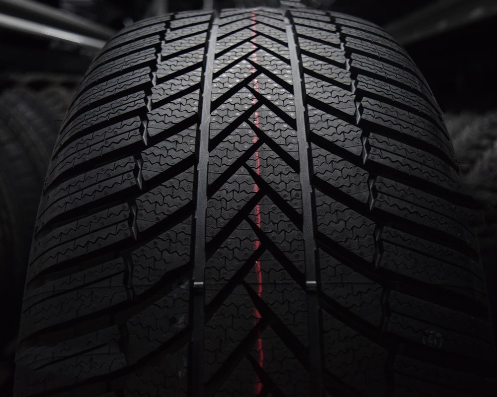 Bridgestone Blizzak LM-005 (Rim Fringe Protection) 255/45 R19